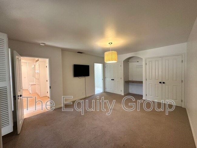 Building Photo - 1531 W Laurel Ave