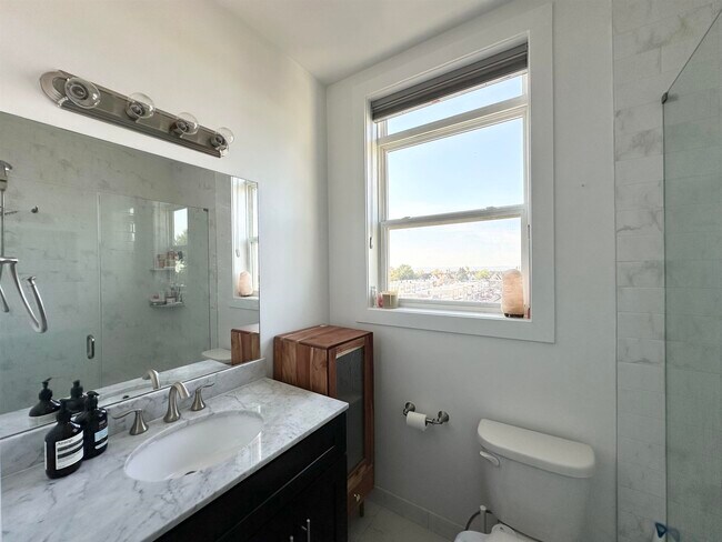 Building Photo - 1901 SUMMIT Ave