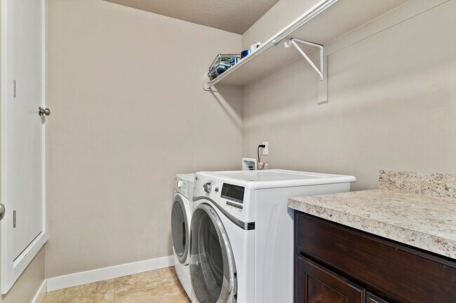 Building Photo - 3 Bed 2.5 Bath Layton Townhome
