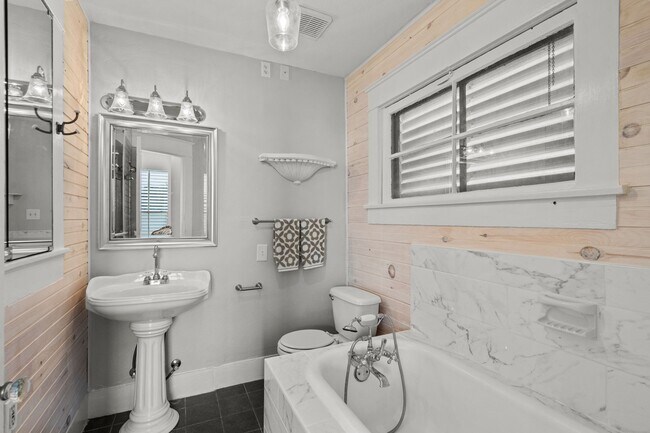 Building Photo - 611 Church St