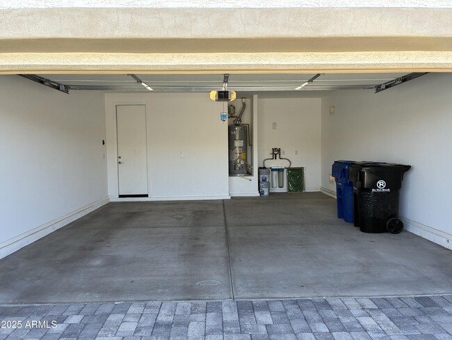 Building Photo - 813 S 107th Dr