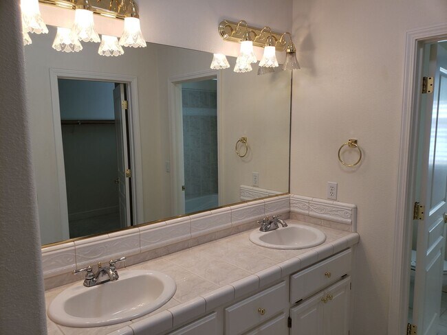 Building Photo - 3 BED 2 BATH HOUSE IN THE MARY LAKE SUBDIV...