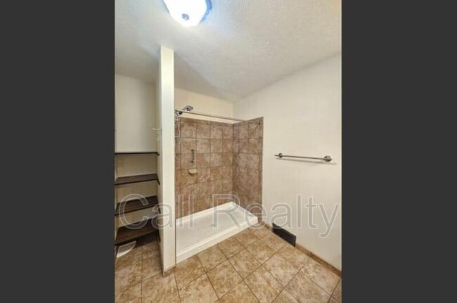 Building Photo - 1017 E Sharp Ave