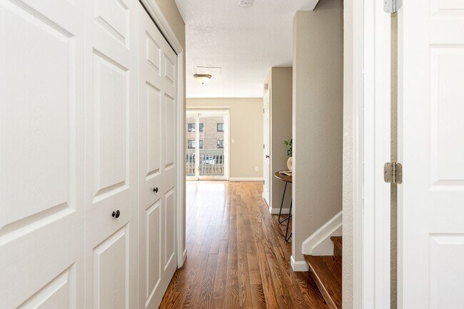 Building Photo - Charming 3 Bedroom Townhome in Highlands Neighborhood