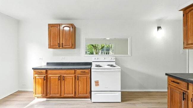 Building Photo - New 3 bedroom listing!