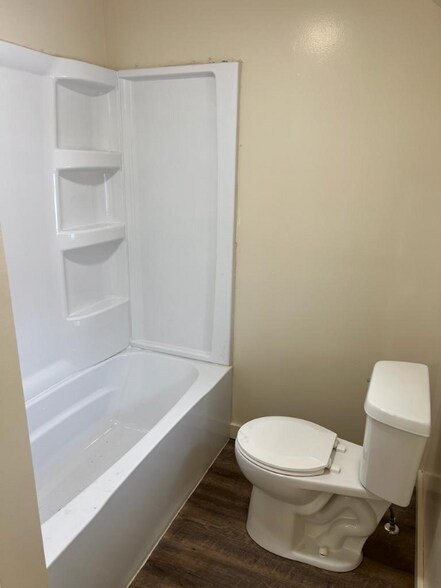 Building Photo - 802 Elm St