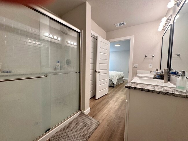 Building Photo - 10817 Saloon St