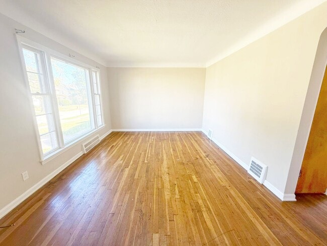 Building Photo - 3 BED 1 BATH BEAUTIFUL SINGLE FAMILY HOME