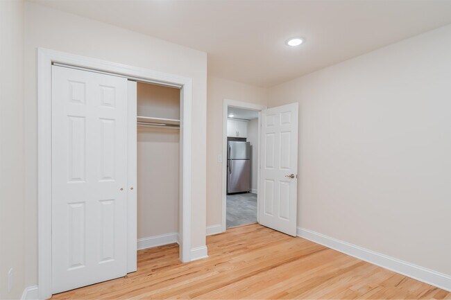 Building Photo - 77 W 50th St