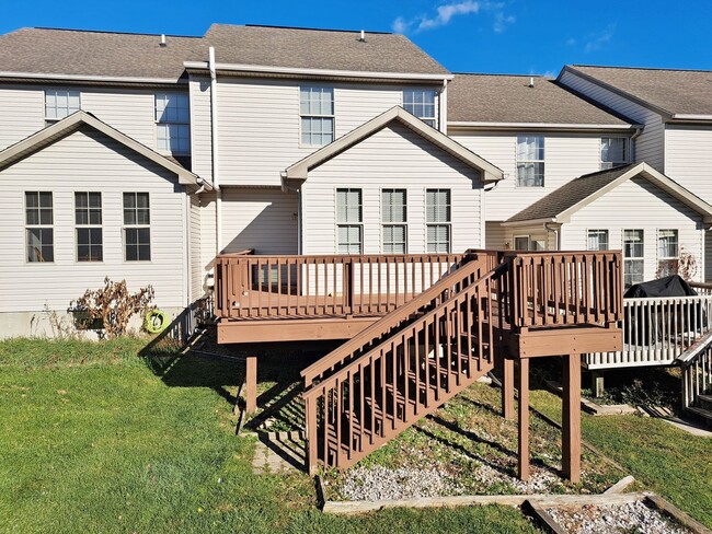 Building Photo - 3 Bed / 1-1/2 Bath Single Family Townhome ...