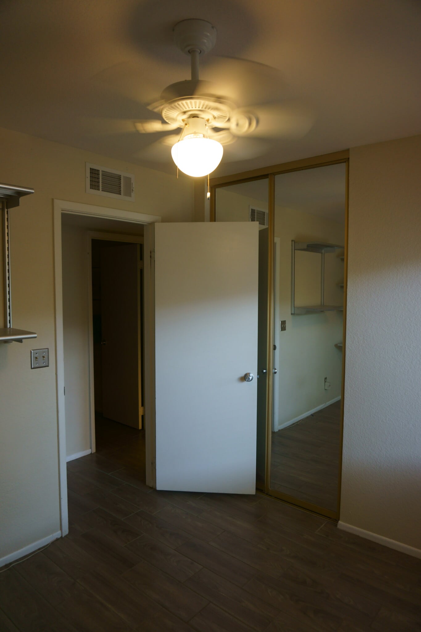 Building Photo - 3304 S Parkside Dr