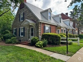 Building Photo - 3 level end unit 1br+den 2ba town house in...