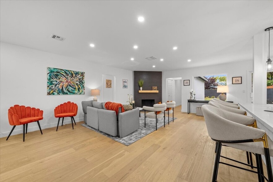 Building Photo - 5815 Saloma Ave