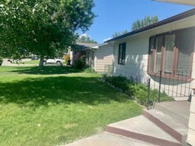 Building Photo - Spacious Heights 3 Bed!