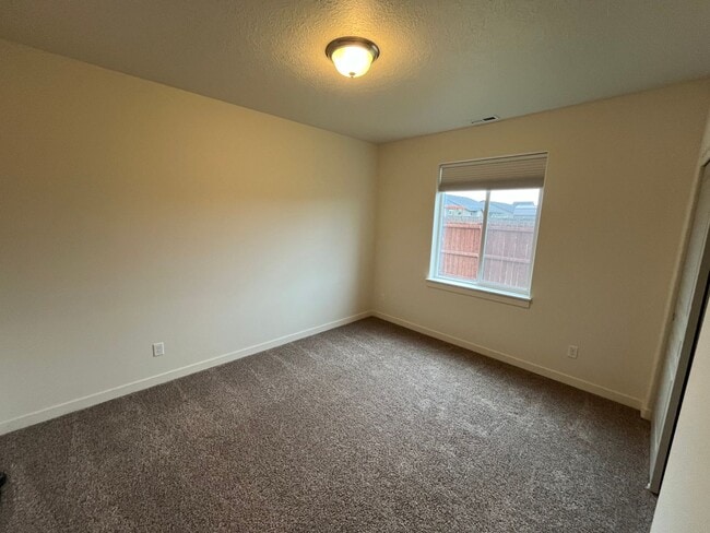 Building Photo - 3 Bedroom + Office in NW Redmond
