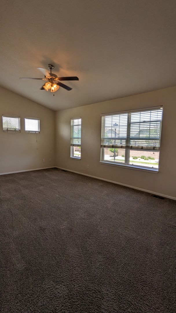 Building Photo - 2 STORY END UNIT TOWNHOME W/DETACHED 2 CAR...