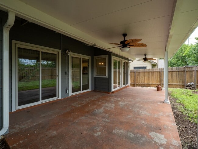 Building Photo - Charming 2-Bedroom Home with Versatile Lof...