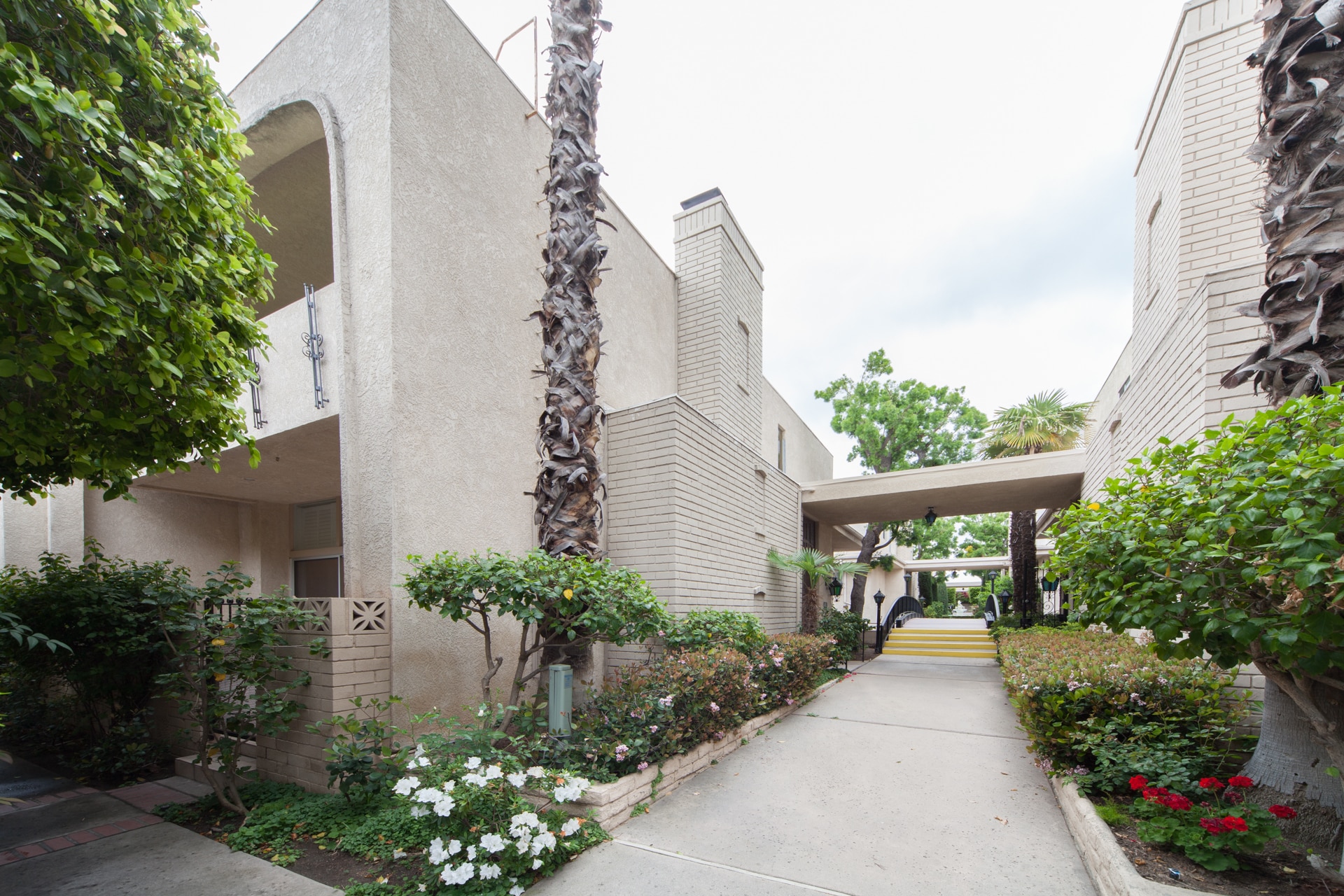 Building Photo - 5278 Lindley Ave
