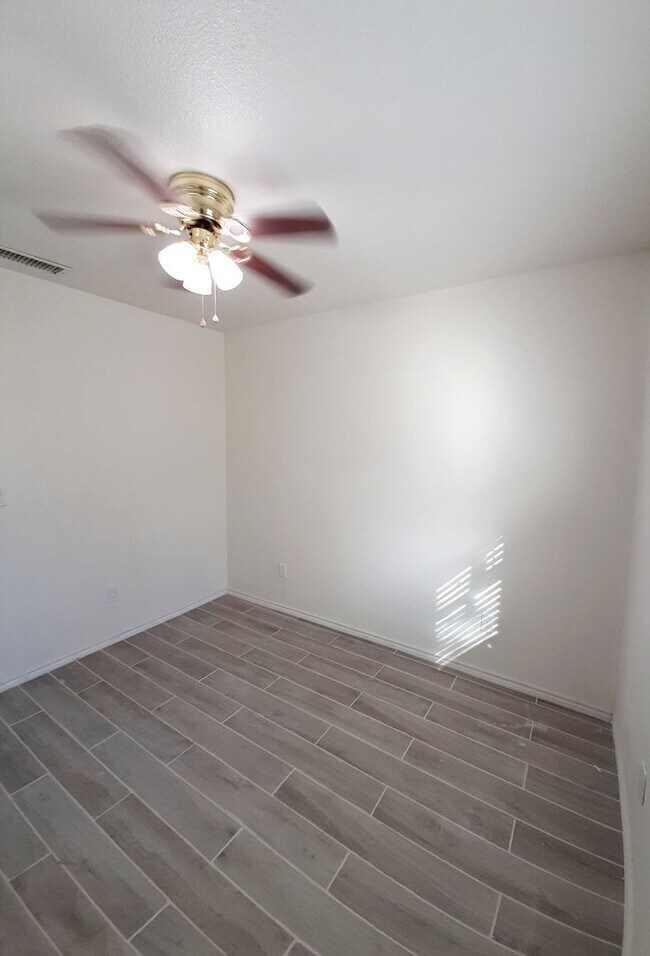 Building Photo - 816 Denton Dr