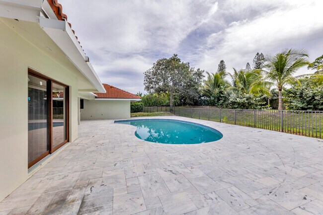 Building Photo - 5924 Pinebrook Dr