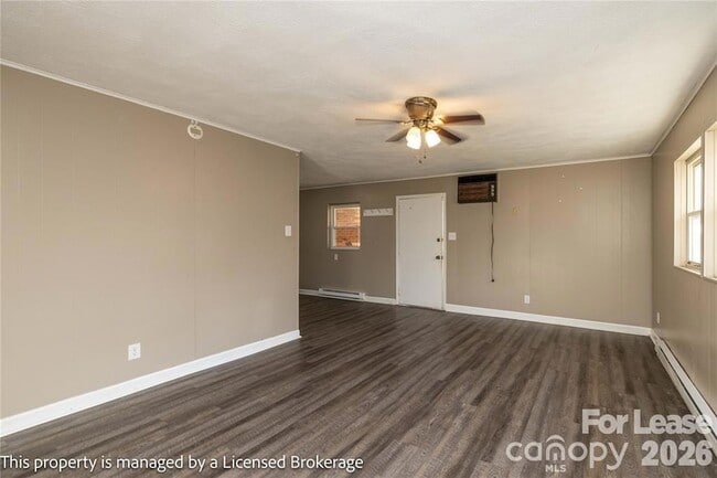 Building Photo - 213 Roslyn Rd