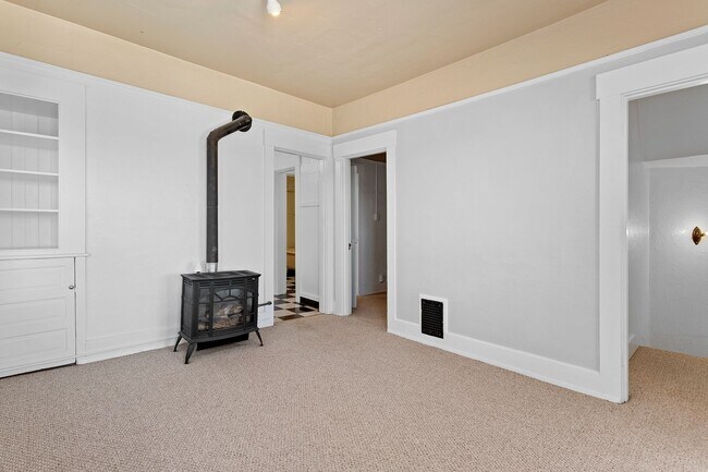 Building Photo - 1 Bedroom with den close to SW! Walking distance to Providence Park!