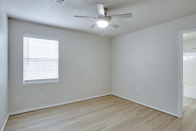 Building Photo - Freshly Updated 3/2/1 in Shadow Hills!