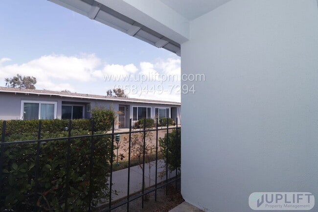 Building Photo - 3839 Vista Campana S