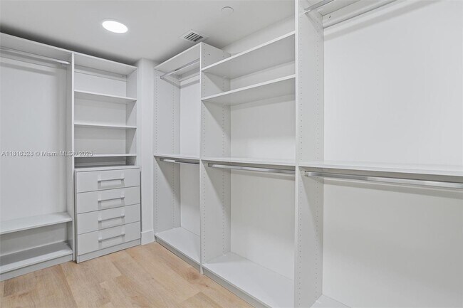 Building Photo - 555 NE 34th St