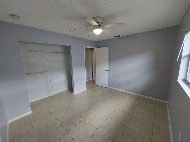Building Photo - Adorable and Comfortable Sarasota Duplex! **Housing Choice Vouchers accepted**