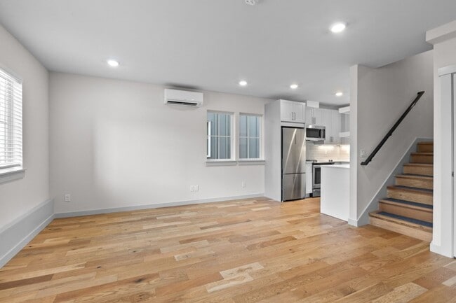 Building Photo - 2Bd/1.75Ba Seattle Condo