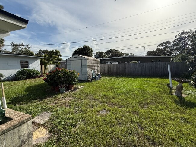 Building Photo - 3 bed 2 bath house with 1200 sf. end of ci...