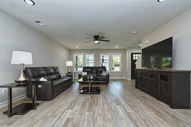 Building Photo - Like New and Move In Ready!