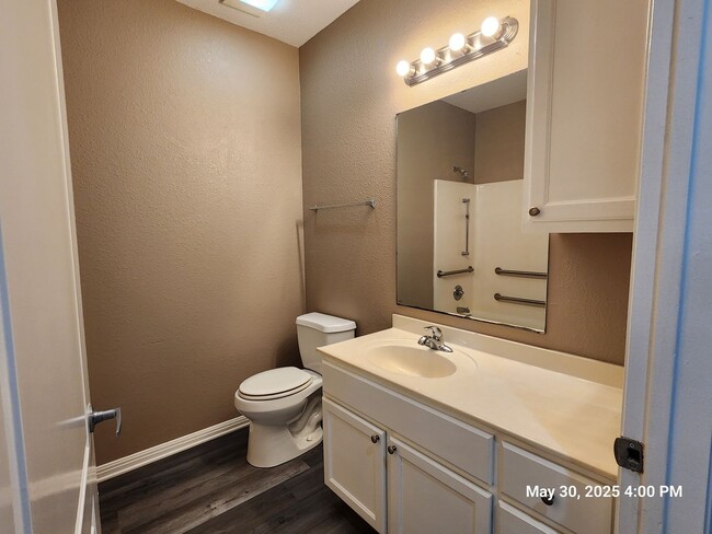 Building Photo - 3 bedroom / 2 bath in 77630. Immediate mov...