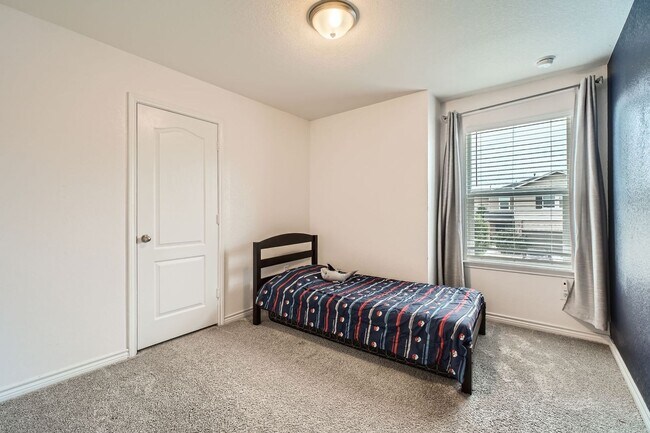 Building Photo - Convenient to Lackland!