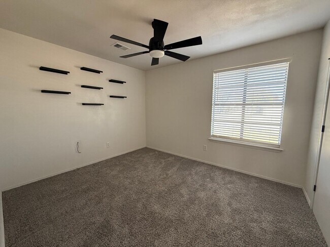 Building Photo - Updated Beauty 3/2