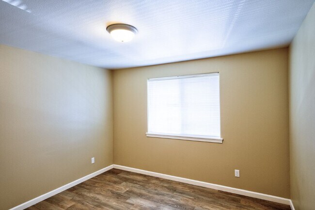 Building Photo - 1725 SW Forest Ridge Ave