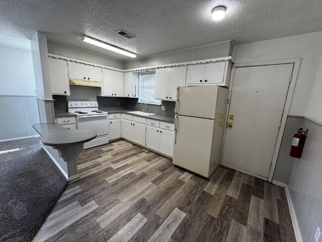 Building Photo - Beautiful Duplex Across The Street From Cl...