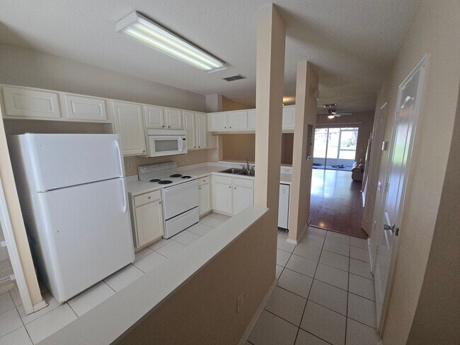 Building Photo - 2-Bedroom, 2.5-Bathroom Townhouse in Zephyrhills