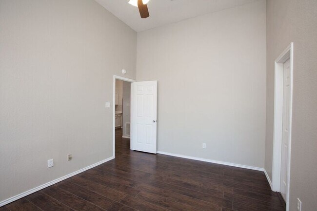 Building Photo - 653 Spring Valley Rd