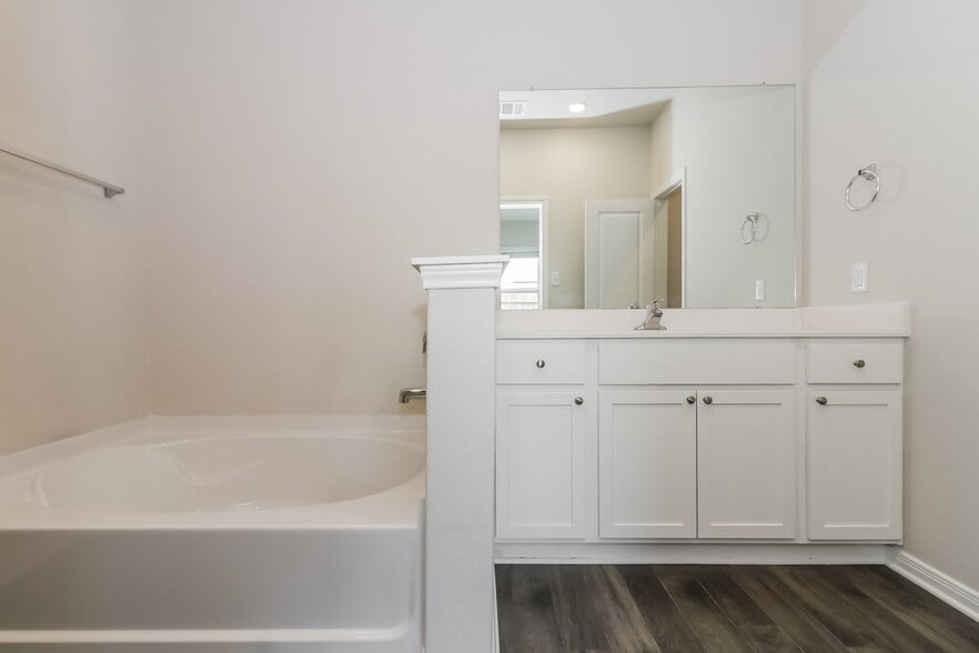 Building Photo - 7610 Thrips Ln