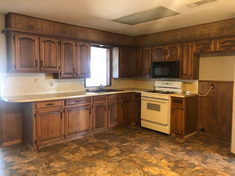 Kitchen - 205 Hickory St