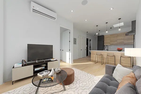 Building Photo - 1551 Eastern Pky