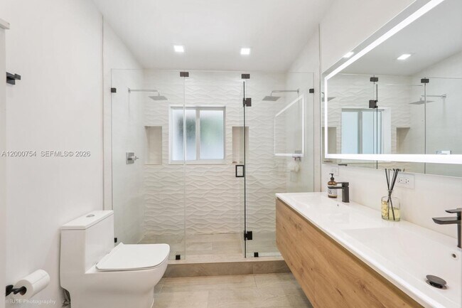 Building Photo - 1641 Tigertail Ave