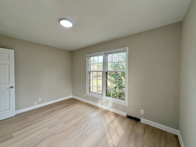 Building Photo - 3819 Rosehaven Dr