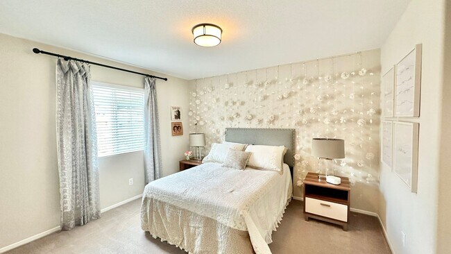 Building Photo - Beautiful "Model" Home in the Horse Creek ...