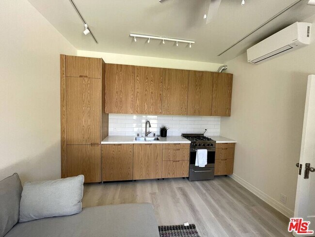 Building Photo - 708 6th Ave