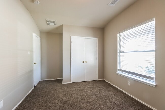 Building Photo - 214 Kestrel Ln