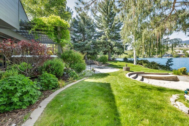 Building Photo - LAKEFRONT LUXURY ON LAKE STANLEY | FULLY FURNISHED + UTILITIES INCLUDED IN GUARDED LAKERIDGE SHORES