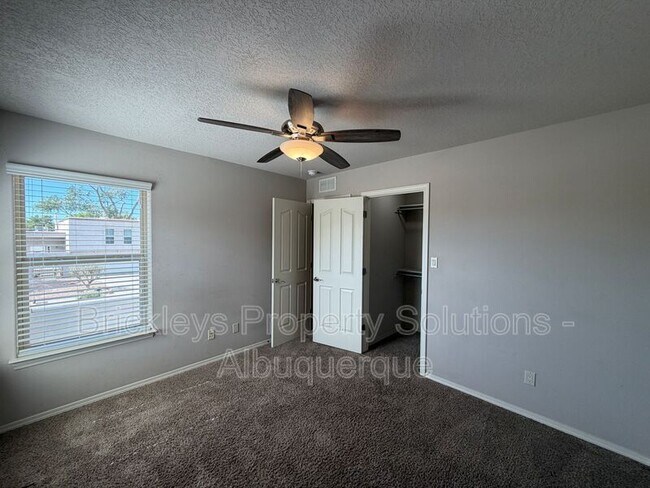 Building Photo - 7420 Tangerine Ct NE